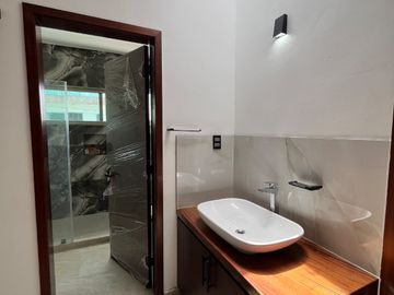Casa nueva de 3 niveles con recámara en planta baja en Boca del Río