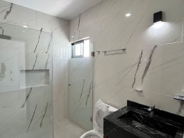 Casa nueva de 3 niveles con recámara en planta baja en Boca del Río