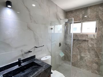 Casa nueva de 3 niveles con recámara en planta baja en Boca del Río