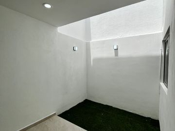 Casa nueva de 3 niveles con recámara en planta baja en Boca del Río