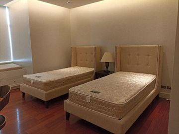 FOR LEASE – One Roxas Triangle, Makati