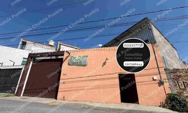 Bodega de 550 m2 de terreno en renta, cuenta con oficinas administrativas, sanitarios, tapanco, bodegas de almacenamiento, cocina, ubicada a 200 metros de Radial Zapata, San Andrés Cholula, a 5 minutos de periférico ecológico.