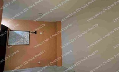 Bodega de 550 m2 de terreno en renta, cuenta con oficinas administrativas, sanitarios, tapanco, bodegas de almacenamiento, cocina, ubicada a 200 metros de Radial Zapata, San Andrés Cholula, a 5 minutos de periférico ecológico.