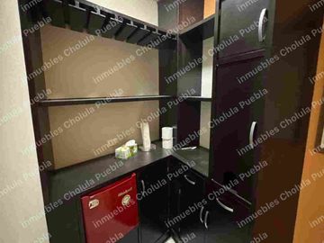 Bodega de 550 m2 de terreno en renta, cuenta con oficinas administrativas, sanitarios, tapanco, bodegas de almacenamiento, cocina, ubicada a 200 metros de Radial Zapata, San Andrés Cholula, a 5 minutos de periférico ecológico.