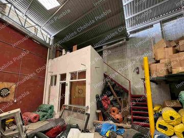 Bodega de 550 m2 de terreno en renta, cuenta con oficinas administrativas, sanitarios, tapanco, bodegas de almacenamiento, cocina, ubicada a 200 metros de Radial Zapata, San Andrés Cholula, a 5 minutos de periférico ecológico.