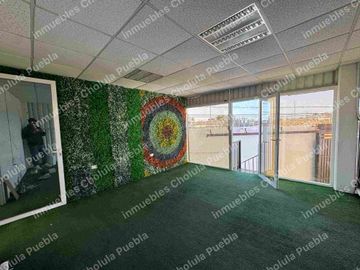 Oportunidad de adquirir una bodega en San Andrés Cholula a 5 minutos de periférico y 2 minutos de Radial Zapata, haz crecer tu negocio y que tu empresa crezca. Nave techada de 550 m2 con tapanco, oficinas, sanitarios, bodegas, cocina.