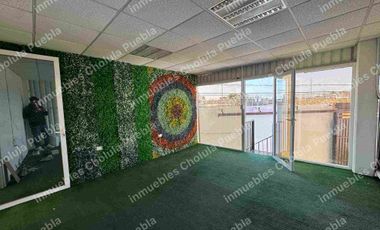 Oportunidad de adquirir una bodega en San Andrés Cholula a 5 minutos de periférico y 2 minutos de Radial Zapata, haz crecer tu negocio y que tu empresa crezca. Nave techada de 550 m2 con tapanco, oficinas, sanitarios, bodegas, cocina.