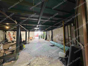 Oportunidad de adquirir una bodega en San Andrés Cholula a 5 minutos de periférico y 2 minutos de Radial Zapata, haz crecer tu negocio y que tu empresa crezca. Nave techada de 550 m2 con tapanco, oficinas, sanitarios, bodegas, cocina.
