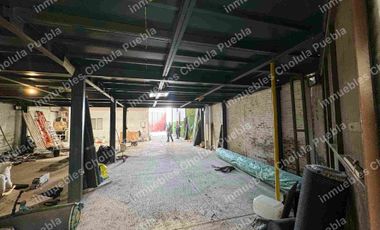 Oportunidad de adquirir una bodega en San Andrés Cholula a 5 minutos de periférico y 2 minutos de Radial Zapata, haz crecer tu negocio y que tu empresa crezca. Nave techada de 550 m2 con tapanco, oficinas, sanitarios, bodegas, cocina.