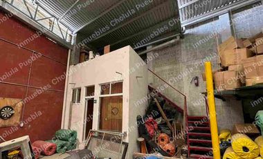 Oportunidad de adquirir una bodega en San Andrés Cholula a 5 minutos de periférico y 2 minutos de Radial Zapata, haz crecer tu negocio y que tu empresa crezca. Nave techada de 550 m2 con tapanco, oficinas, sanitarios, bodegas, cocina.