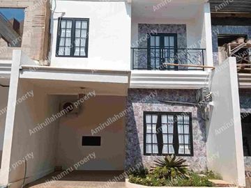 New Brand Classic modern Rumah gaya eropa , 3Lantai terlaris di depok