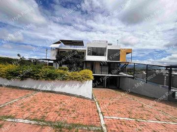 Venta de casa campestre en unidad cerrada en La Mesa Cundinamarca