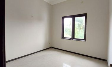Murah Rumah 2 Lantai Classic Modern di Babatan Pratama Wiyung, Surabaya Barat