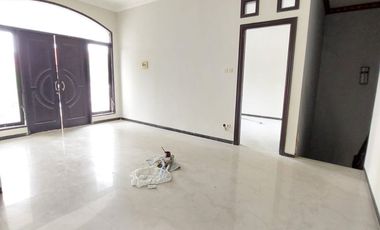 Murah Rumah 2 Lantai Classic Modern di Babatan Pratama Wiyung, Surabaya Barat