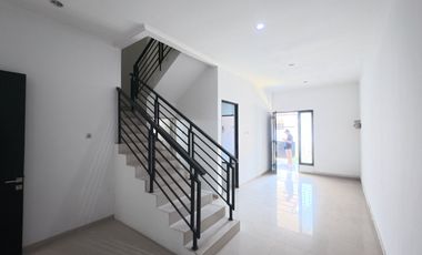 A075 JUAL RUMAH AREA PANTAI MENTARI KENJERAN SURABAYA, SIAP HUNI, EXTRA LISTRIK UNTUK MOBIL LISTRIK