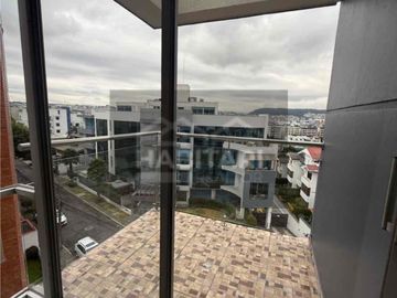 En Renta Departamento dos dormitorios, Tres parqueaderos. Amoblado o sin Amoblar, Sector Quito Tenis, Quito Ecuador
