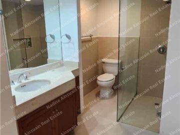 SE RENTA DEPARTAMENTO EN CALLE POK TAPOK ZONA HOTELERA DE CANCÚN, SOBRE BOULEVARD KUKULKÁN. 2 RECÁMARAS, ALBERCA, HERMOSA VISTA A LA LAGUNA.
