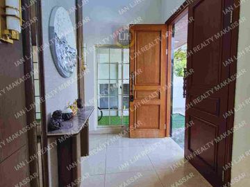 RUMAH MEWAH TANJUNG BUNGA. UKURAN 20x30. 4+1 KAMAR TIDUR. FREE FURNISH & AC.