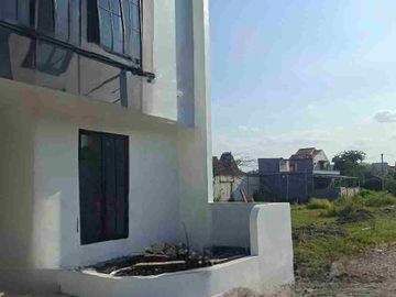 RUMAH CANTIK MINIMALIS 2 LANTAI MODERN DALAM PERUMAHAN STRATEGIS DI PINGGIR JALAN UTAMA MAJENANG