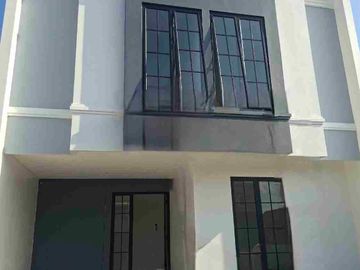 RUMAH CANTIK MINIMALIS 2 LANTAI MODERN DALAM PERUMAHAN STRATEGIS DI PINGGIR JALAN UTAMA MAJENANG