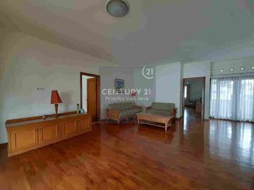 Rumah Lux Full Furnished di Cipaku
Bandung Utara