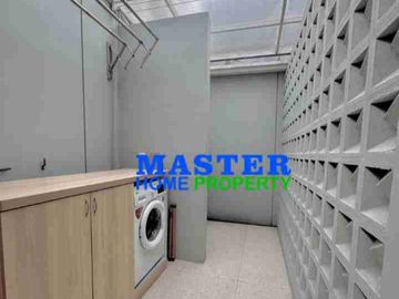 Rumah Tingkat Furnished Hadap Utara Dijual