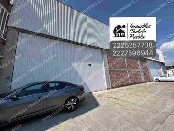 Nave industrial con subestación eléctrica, luz trifásica en toda la bodega, baños para empleados y colaboradores, oficinas administrativas con baño, comedor, tapanco, área de trabajo, ubicada junto a la unidad deportiva Volkswagen en la recta a Cholula antes de periférico.