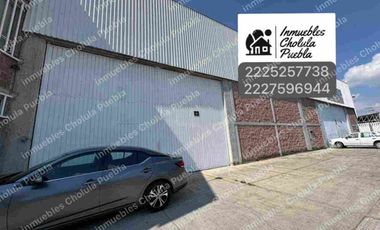 Nave industrial con subestación eléctrica, luz trifásica en toda la bodega, baños para empleados y colaboradores, oficinas administrativas con baño, comedor, tapanco, área de trabajo, ubicada junto a la unidad deportiva Volkswagen en la recta a Cholula antes de periférico.