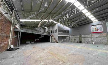 Nave industrial con subestación eléctrica, luz trifásica en toda la bodega, baños para empleados y colaboradores, oficinas administrativas con baño, comedor, tapanco, área de trabajo, ubicada junto a la unidad deportiva Volkswagen en la recta a Cholula antes de periférico.