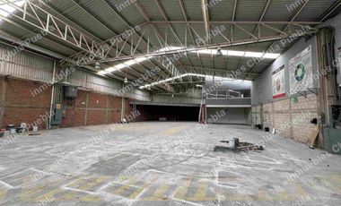 Nave industrial con subestación eléctrica, luz trifásica en toda la bodega, baños para empleados y colaboradores, oficinas administrativas con baño, comedor, tapanco, área de trabajo, ubicada junto a la unidad deportiva Volkswagen en la recta a Cholula antes de periférico.