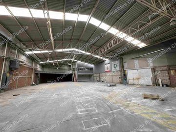 Nave industrial en venta a un costado del deportivo de Volkswagen en la recta Cholula antes de la salida a periférico dirección autopista, cuenta con subestación eléctrica, oficinas, baños y todo para llevar tu producción a otro nivel.