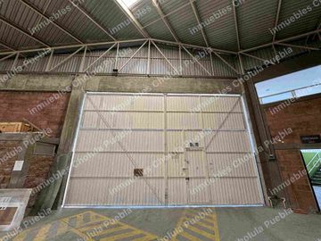 Nave industrial en venta a un costado del deportivo de Volkswagen en la recta Cholula antes de la salida a periférico dirección autopista, cuenta con subestación eléctrica, oficinas, baños y todo para llevar tu producción a otro nivel.