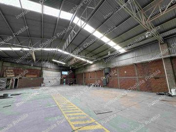 Nave industrial en venta a un costado del deportivo de Volkswagen en la recta Cholula antes de la salida a periférico dirección autopista, cuenta con subestación eléctrica, oficinas, baños y todo para llevar tu producción a otro nivel.