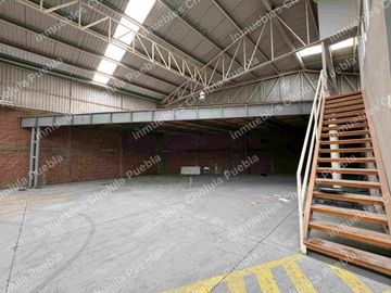 Nave industrial en venta a un costado del deportivo de Volkswagen en la recta Cholula antes de la salida a periférico dirección autopista, cuenta con subestación eléctrica, oficinas, baños y todo para llevar tu producción a otro nivel.