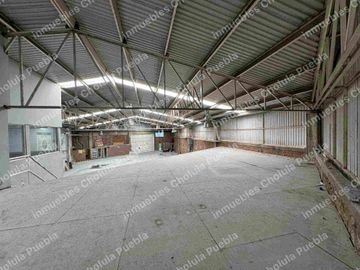 Nave industrial en venta a un costado del deportivo de Volkswagen en la recta Cholula antes de la salida a periférico dirección autopista, cuenta con subestación eléctrica, oficinas, baños y todo para llevar tu producción a otro nivel.