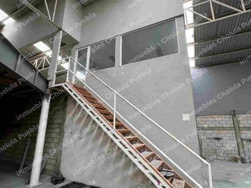 Nave industrial en venta a un costado del deportivo de Volkswagen en la recta Cholula antes de la salida a periférico dirección autopista, cuenta con subestación eléctrica, oficinas, baños y todo para llevar tu producción a otro nivel.
