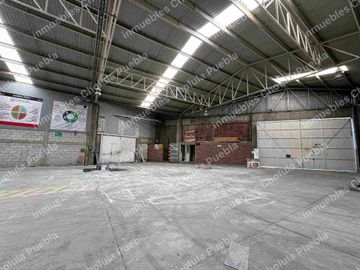 Nave industrial en venta a un costado del deportivo de Volkswagen en la recta Cholula antes de la salida a periférico dirección autopista, cuenta con subestación eléctrica, oficinas, baños y todo para llevar tu producción a otro nivel.