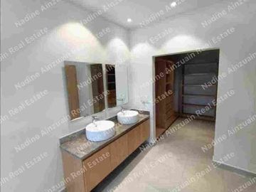 SE RENTA CASA AMPLIA EN RESIDENCIAL ARBOLADA BY CUMBRES II, 3 RECÁMARAS, ALBERCA PRIVADA, CUARTO DE SEVICIO. AMENIDADES. SEGURIDAD 24 HORAS.