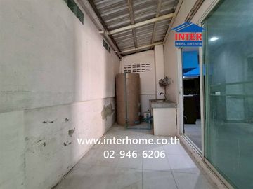 Two-story townhome, 17.7 sq.wah, Villa Chaophraya Village, near Wat Makham, Rangsit-Pathum Thani Road, Ban Klang Subdistrict, Mueang Pathum Thani, Pat