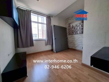 Two-story townhome, 17.7 sq.wah, Villa Chaophraya Village, near Wat Makham, Rangsit-Pathum Thani Road, Ban Klang Subdistrict, Mueang Pathum Thani, Pat