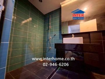 Two-story townhome, 17.7 sq.wah, Villa Chaophraya Village, near Wat Makham, Rangsit-Pathum Thani Road, Ban Klang Subdistrict, Mueang Pathum Thani, Pat