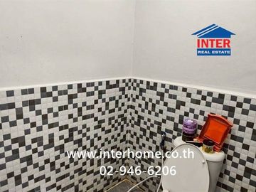 Single-story house + factory + workers' accommodation on a 286 sq.wah (approximately 1,114 sq.m) plot of land. Located near Khlong Sra School, Soi Wat