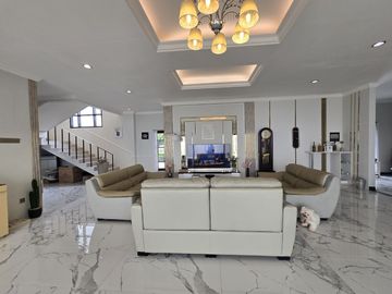 Dijual Rumah Mewah 2 Lantai Siap Huni di Komplek Gegerkalong Permai