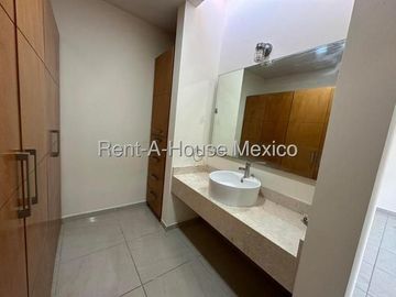 Venta El Mirador. Casa con 3 recámaras y área de TV