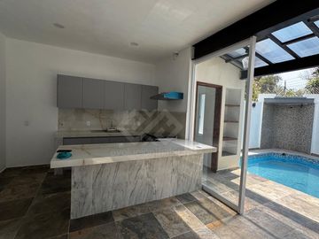 CASA EN VENTA AL SUR DE CUERNAVACA. ESTRENA CASA CON ALBERCA Y JARDIN PRIVADO EN MORELOS