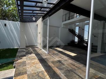 CASA EN VENTA AL SUR DE CUERNAVACA. ESTRENA CASA CON ALBERCA Y JARDIN PRIVADO EN MORELOS