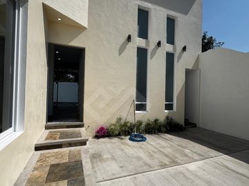 CASA EN VENTA AL SUR DE CUERNAVACA. ESTRENA CASA CON ALBERCA Y JARDIN PRIVADO EN MORELOS