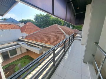 Tempat usaha Jl Raya Darmo , Kapt parkir 12 mobil