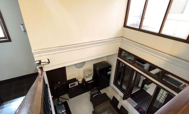 Rumah siap huni Central Park Semolowaru bangunan 3 lantai luas 236m2 ada 6 kamar tidur