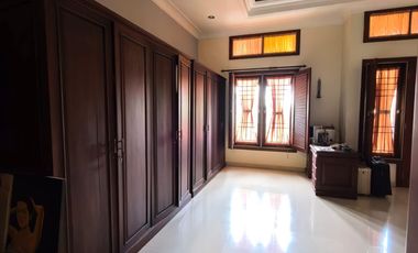 Rumah siap huni Central Park Semolowaru bangunan 3 lantai luas 236m2 ada 6 kamar tidur